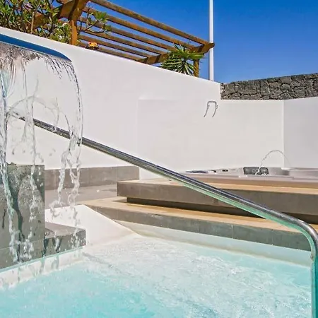 Playa Blanca Sleeps 8 Pool Air Con Wifi Villa Playa Blanca (Lanzarote)