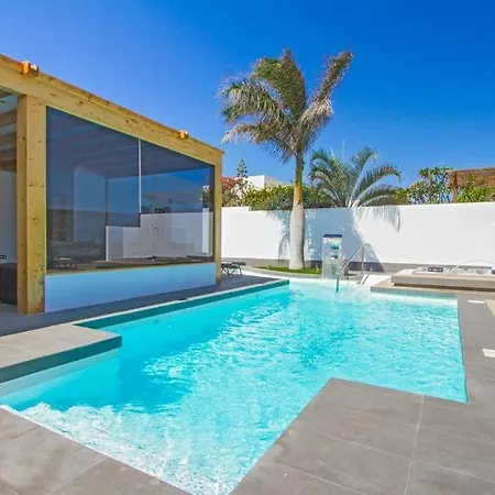 Playa Blanca Sleeps 8 Pool Air Con Wifi Vila